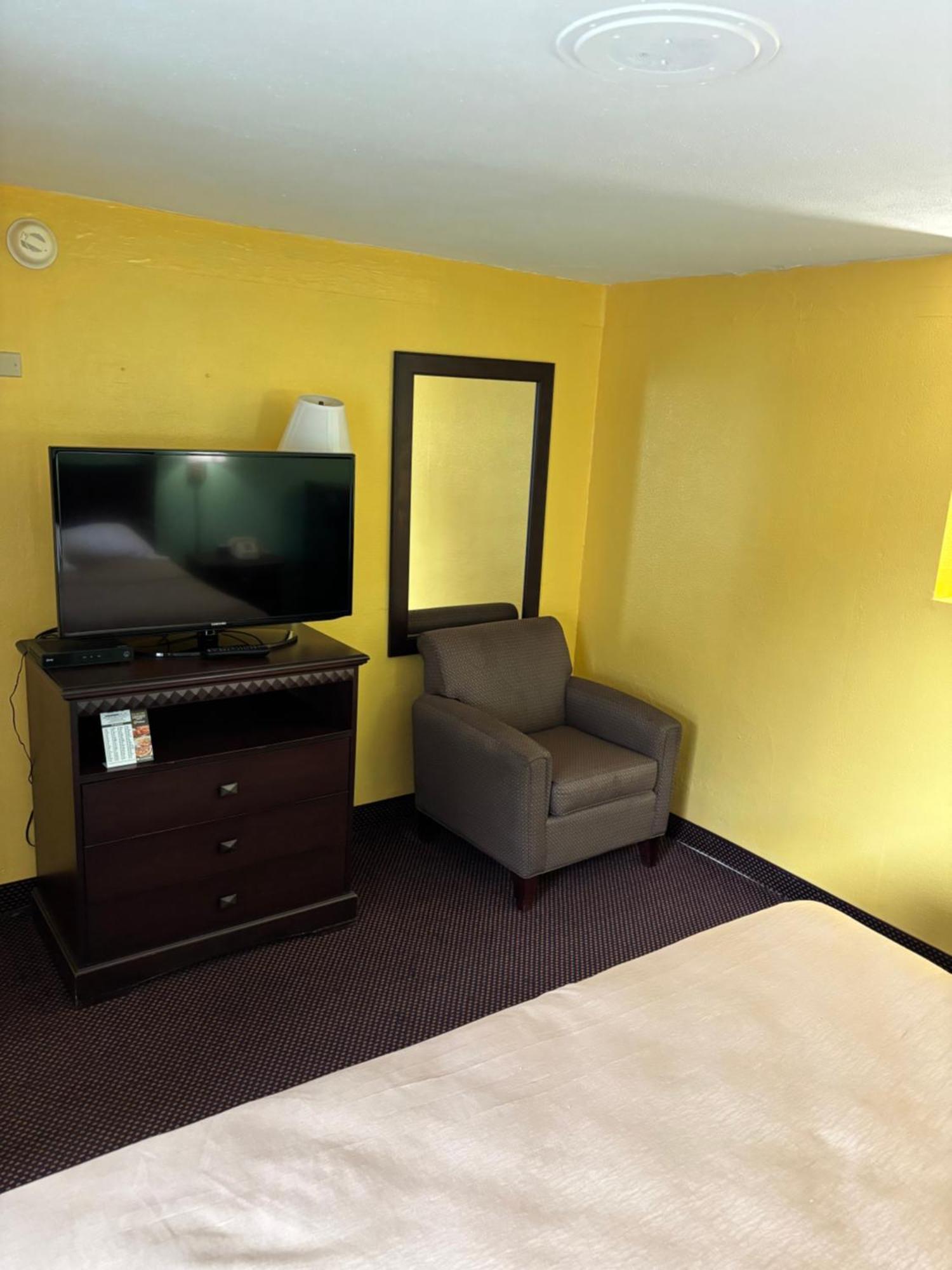 Budget Host Motel *