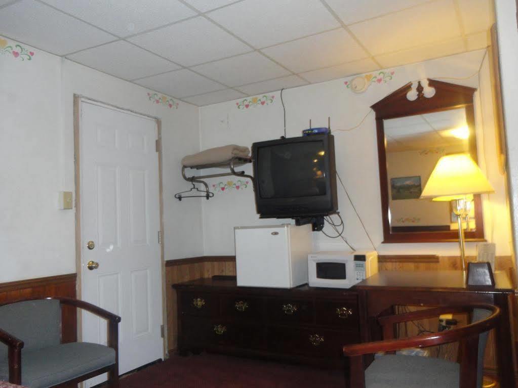 Budget Host Motel *